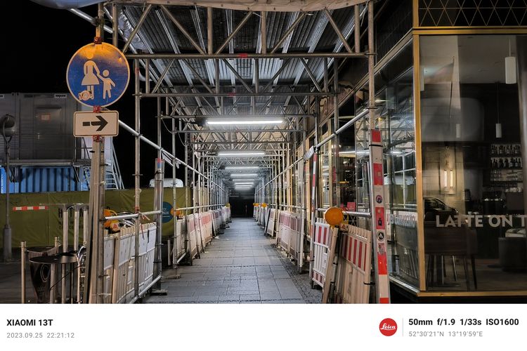 Hasil foto kamera telefoto Leica 50 MP (f/1.9) Xiaomi 13T menggunakan mode malam. Bisa dilihat, obyek tiang-tiang yang ada di gambar masih bisa terlihat dengan cukup baik meski diambil menggunakan fitur 2x optical zoom. 