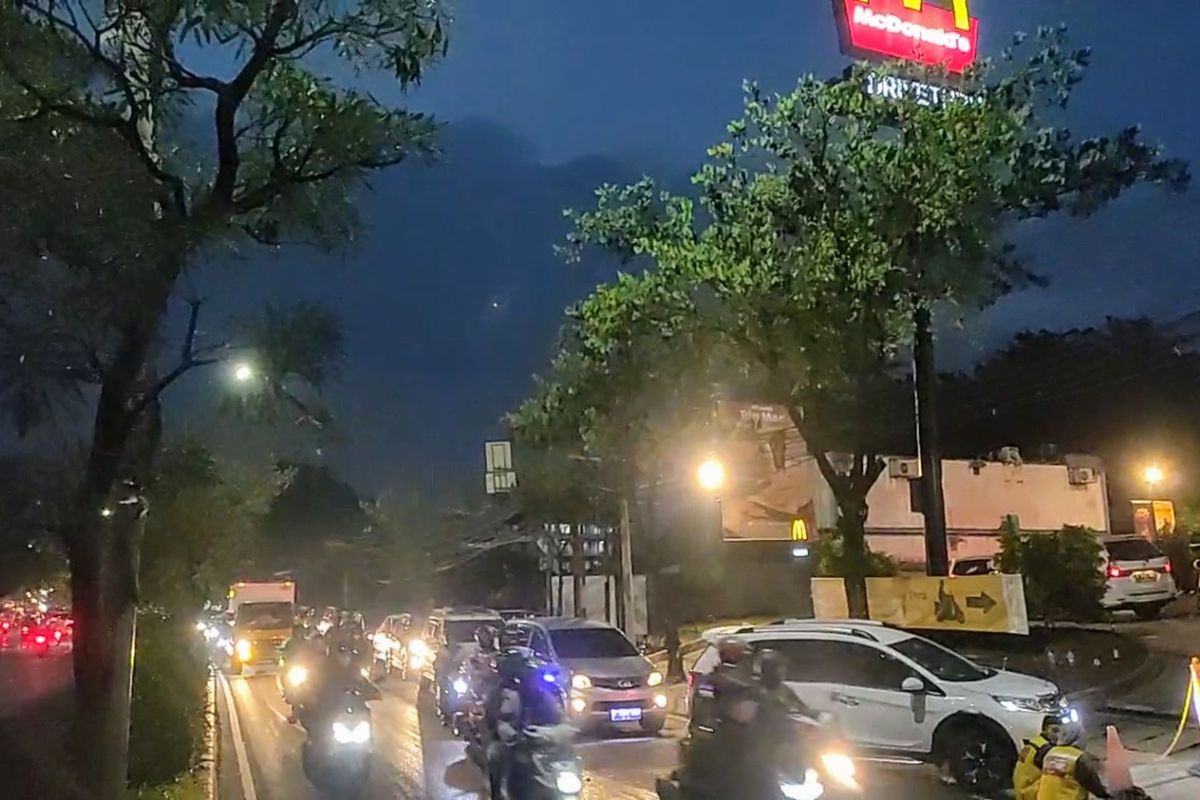 Antrean kendaraan Pelanggan McDonalds Ciater, Tangsel mengular hingga ke Jalan Raya Ciater, Jumat (2/9/2020) malam