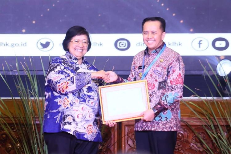 Penjabat (Pj) Gubernur Sumatera Selatan (Sumsel) Agus Fatoni menerima sejumlah penghargaan Pembina Program Kampung Iklim (ProKlim) Terbaik Tingkat Provinsi 2023 dari Menteri Lingkungan Hidup dan Kehutanan (Menteri LHK) Siti Nurbaya di Auditorium Dr Soedjarwo, Gedung Manggala Wanabakti Kementerian LHK, Senayan, Jakarta, Selasa (24/10/2023).
