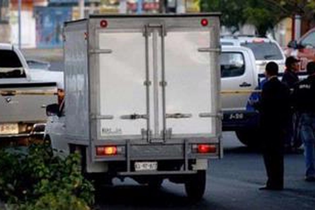 Polisi berjaga di dekat salah satu mobil boks yang berisi mayat di Guadelajara, Meksiko, Kamis (24/11/2011).