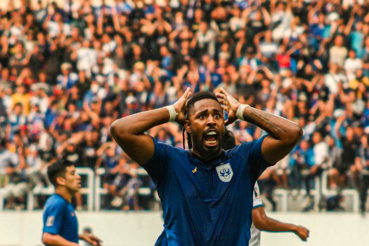 Ekspresi striker PSIS Semarang, Carlos Fortes, dijatuhkan di kotak terlarang Arema FC, Kamis (7/7/2022) di Stadion Jatidiri. Wasit tidak meniup peluit tanda pelanggaran.