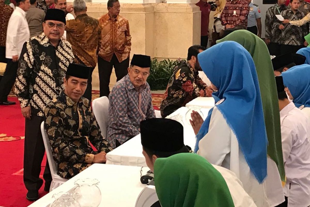 Presiden Joko Widodo dan Wakil Presiden Jusuf Kalla saat membayar zakat mal di Istana Negara, Jakarta, Senin (28/5/2018). Berapa zakat mal yang harus dikeluarkan?