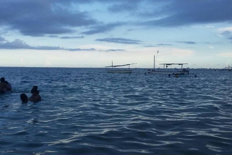 Tenangnya pantai Batu Jimbar di Sanur, Bali.