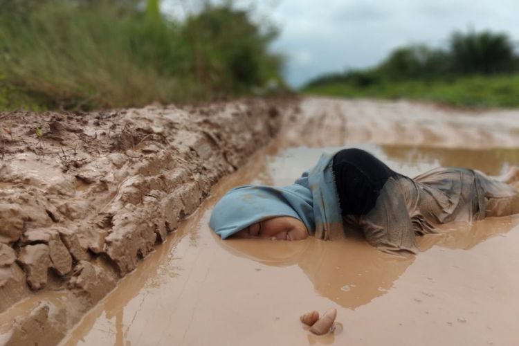 Lokasi jalan di Kecamatan Pulau Rimau, Kabupaten Banyuasin Sumatera Selatan dijadikan tempat obyek foto model.