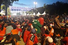 Lautan Manusia Berbaju Oranye Padati Area Nobar di Luar Stadion GBK