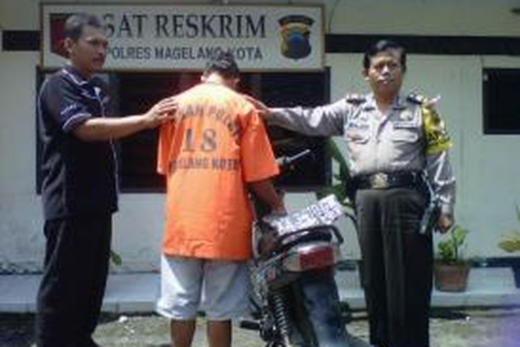 Tersangka AK (tengah) ditahan di Mapolres Magelang Kota lantaran diduga telah melakukan aksi pencurian sepeda motor, Selasa (22/4/2014).