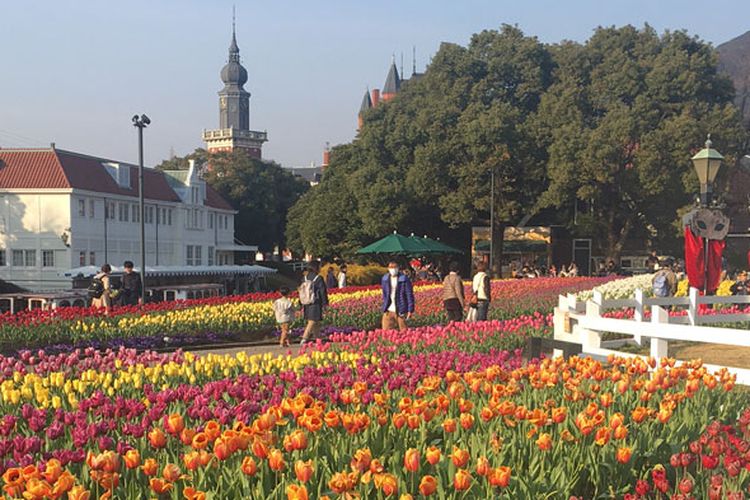 Huis Ten Bosch terletak di kawasan Sasebo, Prefektur Nagasaki, Jepang, merupakan sebuah taman bertemakan replika arsitektur Belanda.