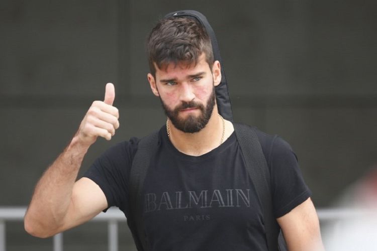 Kiper timnas Brasil, Alisson Becker, meninggalkan Kazan pada 7 Juni 2018.