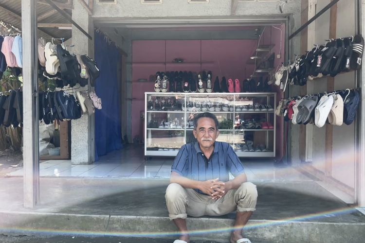 Cerita Ismantoro, Pensiunan DKI Pilih Jualan Sepatu di Pangandaran demi Hidup Tenang