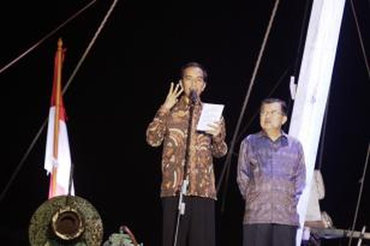 Pasangan Presiden dan Wakil Presiden terpilih, Joko Widodo-Jusuf Kalla memberikan pidato kemenangan, di atas sebuah kapal pinisi di Pelabuhan Sunda Kelapa, Jakarta Utara, Selasa (22/7/2014).