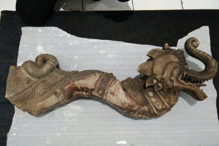 Benda budaya berupa sebuah batu berbentuk kepala gajah berbadan menyerupai ular di Museum Sri Baduga Bandung, Rabu (6/9/2017)