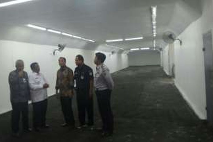 Menteri Perhubungan Budi Karya dan Plt Gubernur DKI Jakarta Sumarsono melihat perkembangan pembangunan terowongan penyebrangan orang di bawah Stasiun Manggarai, Jumat (25/11/2016). 