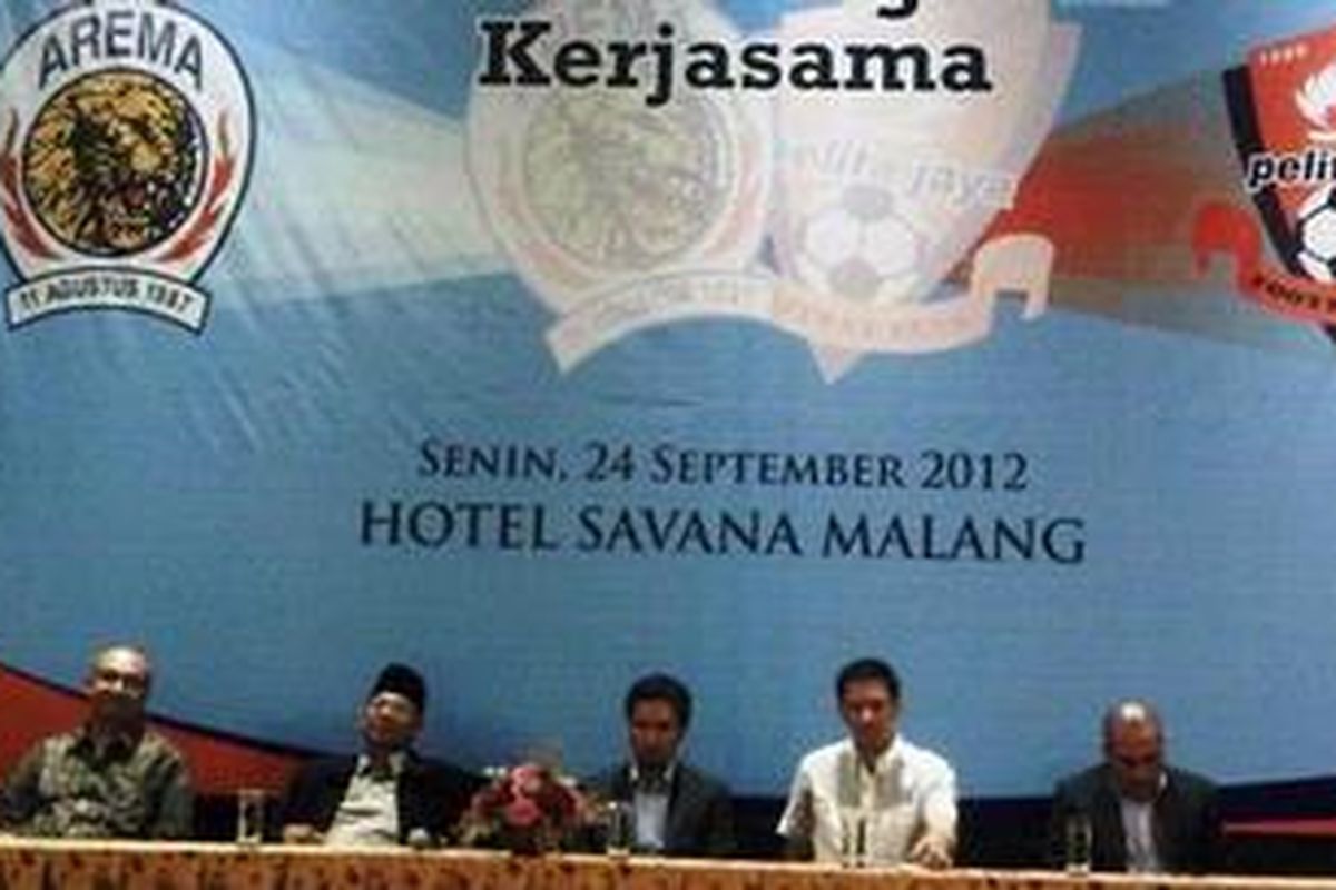 Manajemen Arema ISL dan Pelita Jaya hadir dalam penandatanganan kerja sama kedua klub di Hotel Savana, Malang, Jawa Timur. Senin(24/9/2012)