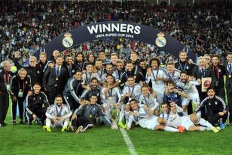 Para pemain Real Madrid saat berpose seusai meraih trofi Piala Super Eropa setelah mengalahkan Sevilla 2-0 di Stadion Cardiff City, Selasa atau Rabu (13/8/2014) dini hari WIB. 