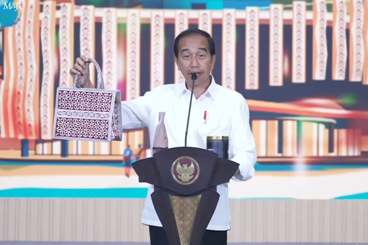 Jokowi Sedih Tas Produksi Aceh Dijual Murah, Sebut Kualitasnya Tak Kalah dengan Chanel