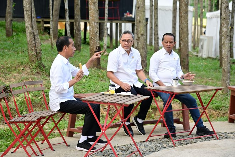 Presiden Joko Widodo tampak menikmati suasana pagi hari bersama para menteri di Kawasan Ibu Kota Nusantara (IKN), Provinsi Kalimantan Timur, Jumat (1/3/2024). 