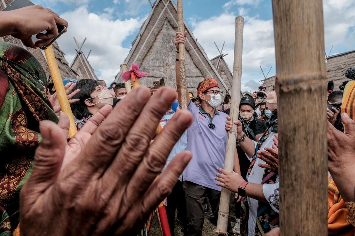 Menparekraf Sandiaga Uno saat berkunjung ke Desa Wisata Maria di Kecamatan Wawo, Kabupaten Bima, Nusa Tenggara Barat.