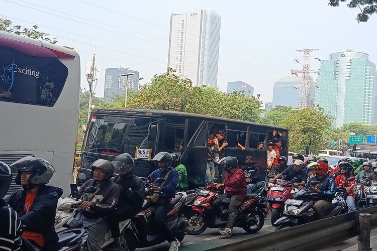 Jelang Persija Vs Persib, Lalu Lintas Sekitar GBK Mulai Padat