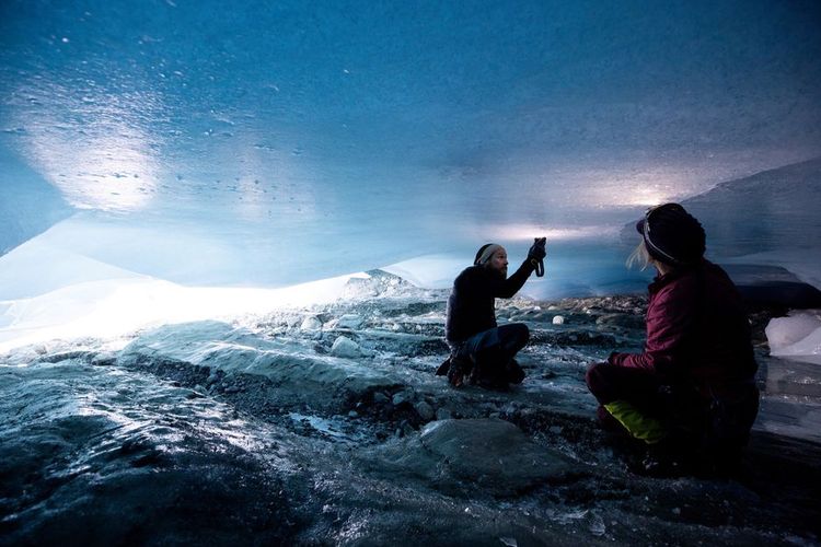 Ahli glasiologi Andrea Fischer dan Martin Stocker-Waldhuber, dari Austrian Academy of Sciences, memeriksa celah di langit-langit rongga gletser alami gletser Jamtalferner dekat Galtuer, Austria. Ekspedisi ilmuwan di gua es di bawah gletser Austria ini mengungkap kisah keruntuhan gletser ini.
