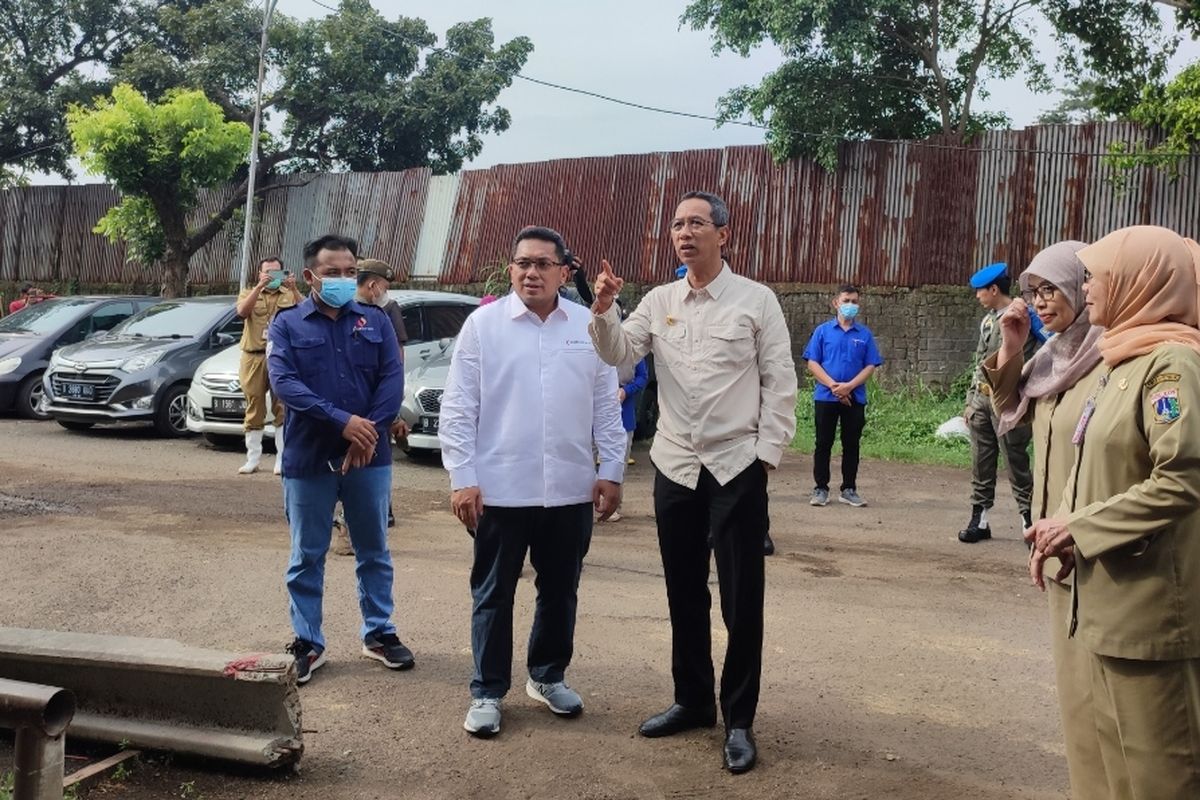 Penjabat Gubernur DKI Jakarta, Heru Budi Hartono saat mengunjungi Perumda Dharma Jaya, Jakarta Timur pada Selasa (18/4/2023) sore. Kunjungan tersebut untuk mengecek ketersediaan stok daging jelang Lebaran 2023.