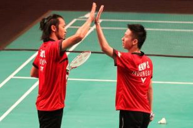 Ganda putra Djarum Kudus Fran Kurniawan/Kevin Sanjaya Sukamuljo melakukan tos setelah mengalahkan ganda  Musica Flypower Champion Ricky Karanda Suwardi/Hardianto, pada laga keempat babak penyisihan terakhir, Jumat (7/2/2014). Fran/Kevin menang 21-19, 23-21.