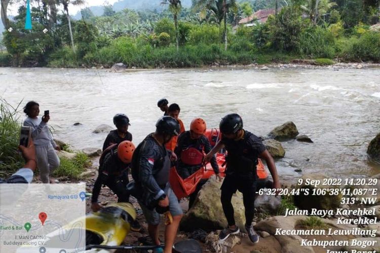 Tim gabungan BPBD setempat melakukan evakuasi korban tenggelam di Sungai Cibeber, Desa Leuwibatu, Kecamatan Rumpin, Kabupaten Bogor, Jawa Barat, Jumat (9/9/2022).