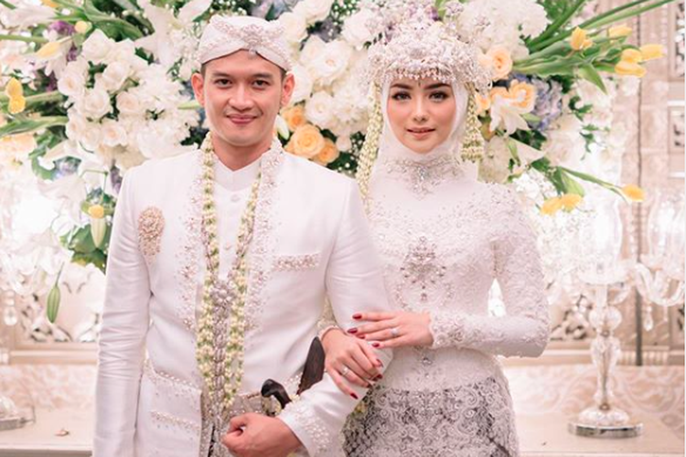 Rezky Adhitya dan Citra Kirana resmi menjadi pasangan suami istri. Akad nikah dan resepsi keduanya di helat di Bandung, Jawa Barat, Minggu (1/12/2019)
