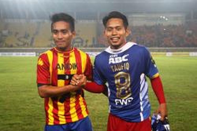 Gelandang Persib Bandung, Taufiq, dan penyerang Selangor FA, Andik Vermansah. 