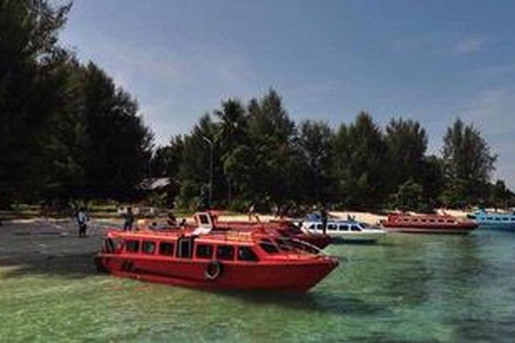 Kapal bersandar di Pulau Dodola, Morotai, Maluku Utara, Jumat (14/9/2012). Pulau Dodola merupakan salah satu obyek wisata di Morotai yang mulai ramai dikunjungi wisatawan dalam dan luar negeri. 