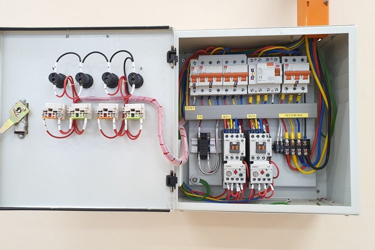 Ilustrasi panel circuit breaker listrik. 