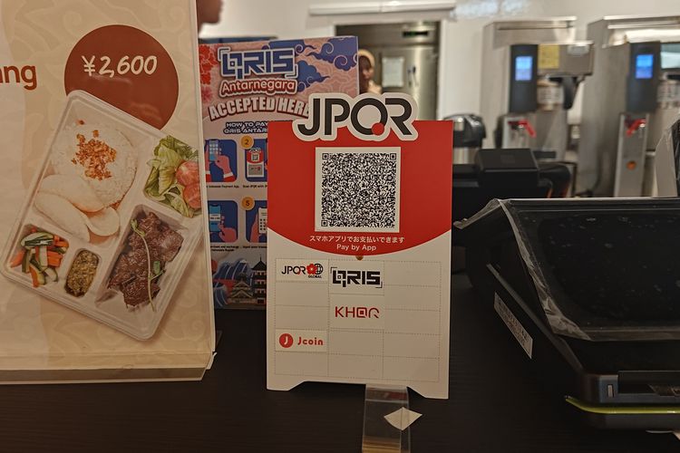 QRIS yang sudah terhubung dengan QR code Jepang (JPQR) di sebuah merchant di Paviliun Indonesia di Osaka Expo 2025. 