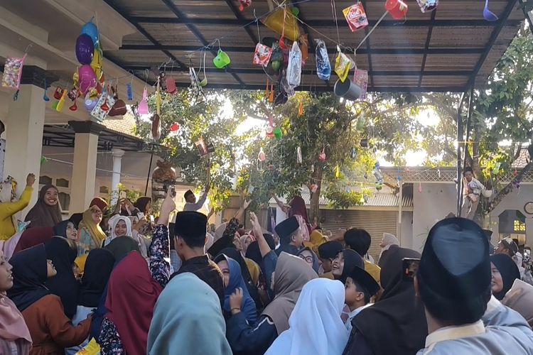 Meriahnya Tradisi Maulid Nabi di Bangkalan, Warga Berebut Unggas Hingga Kambing