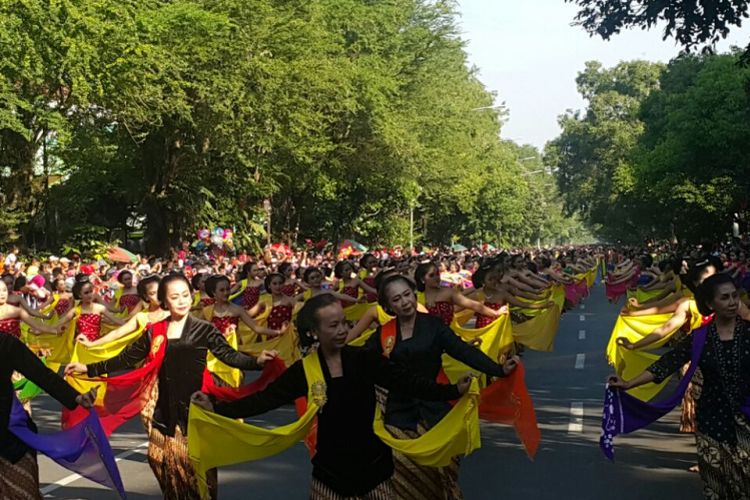 Sebanyak 5.035 menari gambyong untuk memecahkan rekor Muri di Jalan Slamet Riyadi Solo, Jawa Tengah, Minggu (29/4/2018).