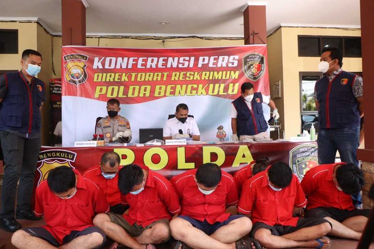 Polda Bengkulu menangkap 7 orang terkait sindikat pemalsuan data nasabah bank di Provinsi Bengkulu.