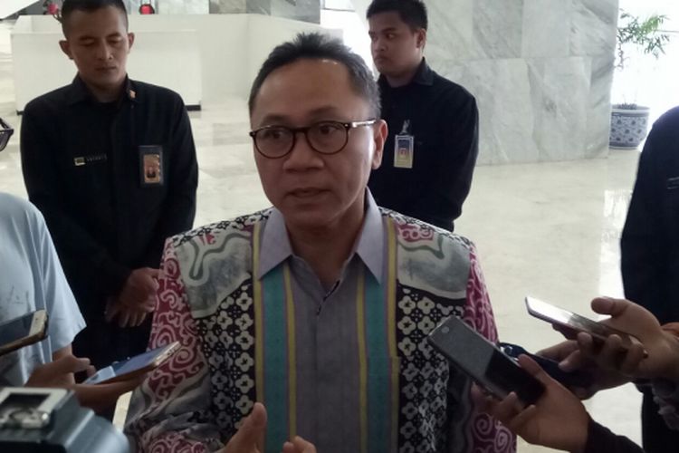 Ketua Umum PAN Zulkifli Hasan di Kompleks Parlemen, Senayan, Jakarta, Jumat (15/9/2017)