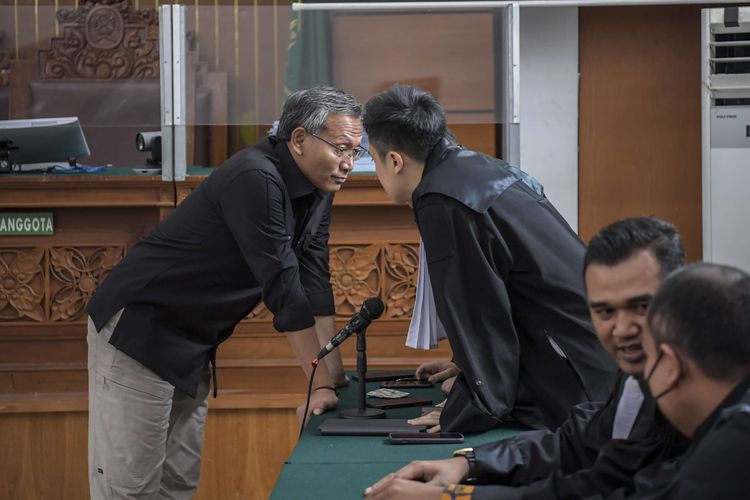 Terdakwa kasus ''Obstruction of Justice'' atau upaya untuk menghalang-halangi suatu proses hukum pada kasus pembunuhan Brigadir N Yosua Hutabarat, Agus Nurpatria (kiri) berdiskusi dengan kuasa hukum saat sidang dengan agenda pembacaan vonis di Pengadilan Negeri Jakarta Selatan, Senin (27/2/2023). Majelis hakim memvonis Mantan Kepala Detasemen (Kaden) A Biro Paminal Polri dua tahun penjara dan denda sebesar Rp20 juta subsider 3 bulan kurungan.