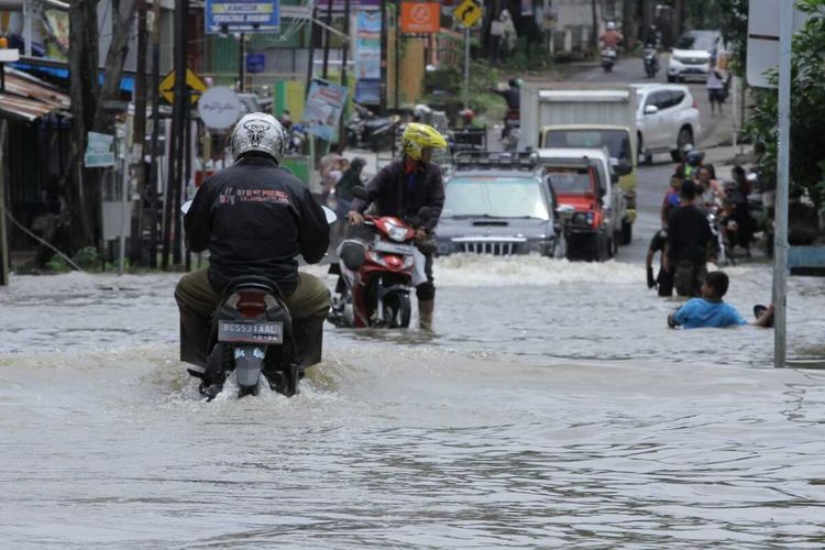 Kondisi jalan R Soekamto Palembang tergenang banjir setelah diguyur hujan selama satu malam. Akibatnya, banyak kendaraan yang mogok akibat terendam air, Kamis (6/10/2022).