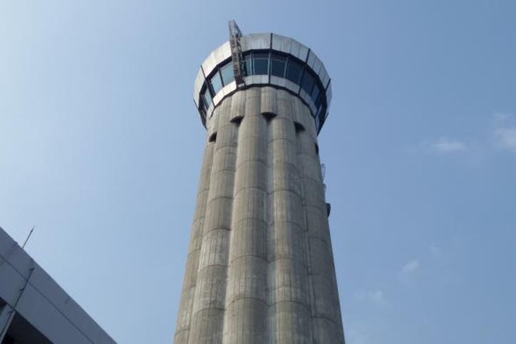 Tampak tower tempat pemandu lalu lintas udara bekerja di Jakarta Air Traffic Service Center (JATSC) Airnav Indonesia di Bandara Soekarno-Hatta, Selasa (5/7/2016).