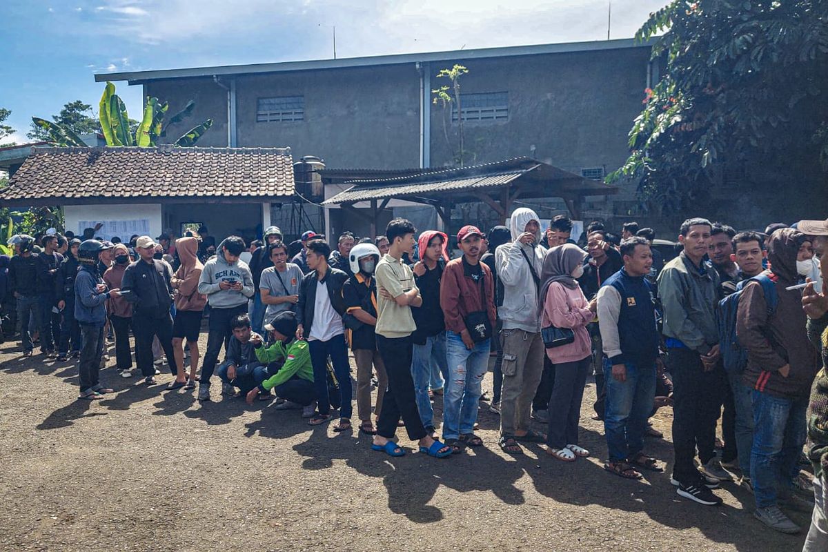 Kondisi kendaraan roda empat yang ringsek tertimpa pohon di parkitan objek wisata Farmhouse, Lembang, Kabupaten Bandung Barat (KBB), Jawa Barat.