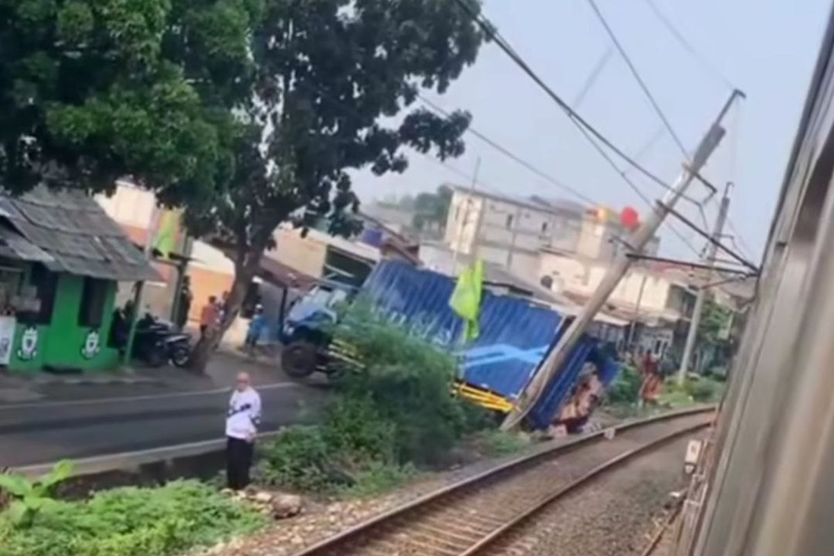 Truk yang menabrak tiang listri aliran atas (LAA) milik PT Kereta Commuter Indonesia (KCI) di bilangan Pesanggrahan, Jakarta Selatan, Selasa (25/7/2023).