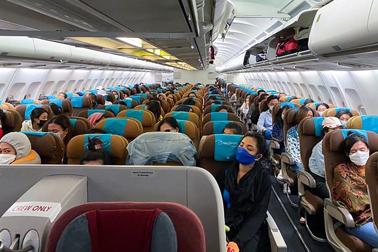 Sejumlah warga negara Indonesia (WNI) berada di  pesawat Garuda yang disewa khusus di Bandar Udara Internasional Velana, Maldives, Jumat (24/4/2020). KBRI Colombo merepatriasi 335 pekerja migran Indonesia (PMI) dari Sri Lanka dan Maladewa ke Indonesia akibat pandemi Virus Corona (COVID-19).