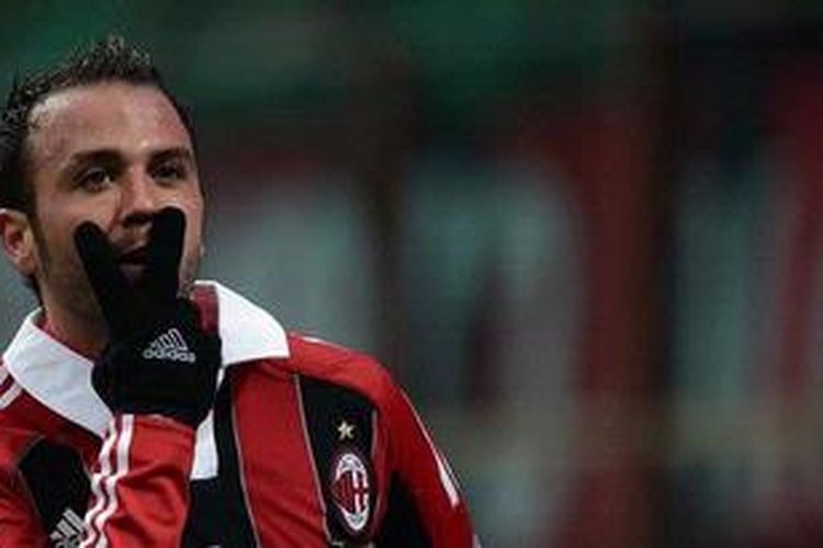 Selebrasi penyerang AC Milan, Giampaolo Pazzini, usai mencetak gol ke gawang Bologna,  Minggu (20/1/2013). Milan akhirnya menang 2-1 atas Bologna. 