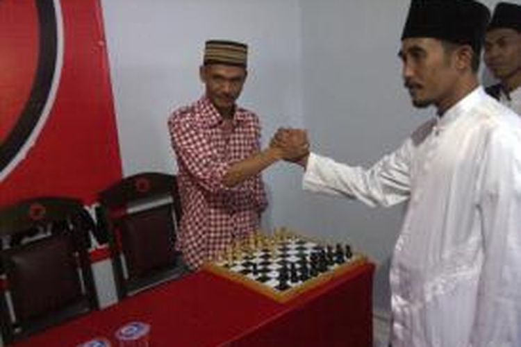 KH Thoriq bin Ziyad (kanan) saat bersalaman dengan ketua panitia pendaftaran calon Bupati Malang yang dibuka DPC PDIP Kabupaten Malang. Jumat (13/2/2015).