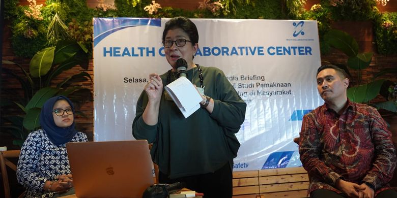 Prof.dr.Nila Moeloek Sp.M (tengah) dalam konferensi pers hasil studi stunting yang dilakukan Health Collaborative Center di Jakarta (13/12/2022).
