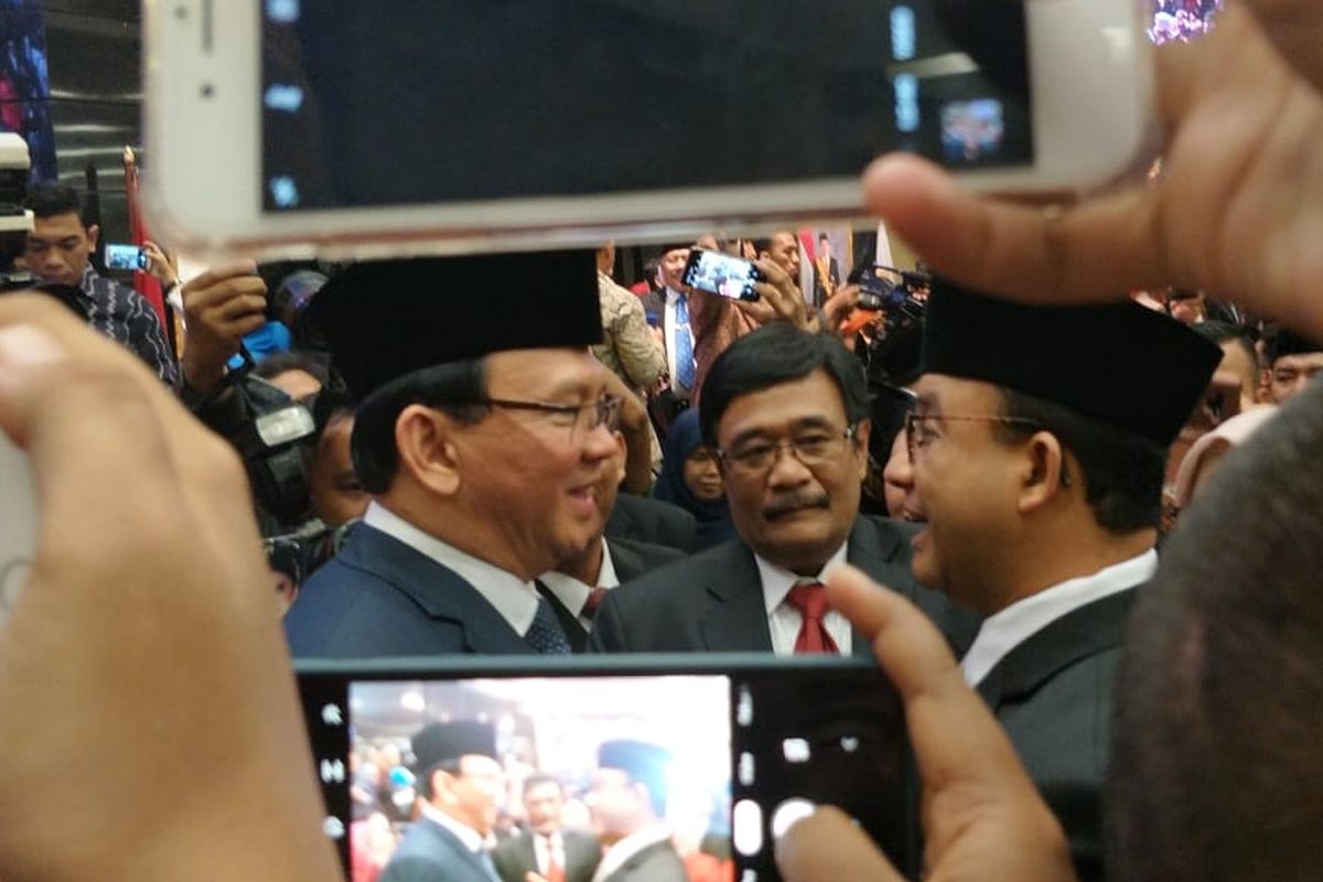 Gubernur DKI Jakarta Anies Baswedan bertegur sapa dan mengobrol dengan dua gubernur pendahulunya, yaitu Basuki Tjahaja Purnama (Ahok) dan Djarot Saiful Hidayat, di Gedung DPRD DKI Jakarta, Jalan Kebon Sirih, Jakarta Pusat, Senin (26/8/2019).