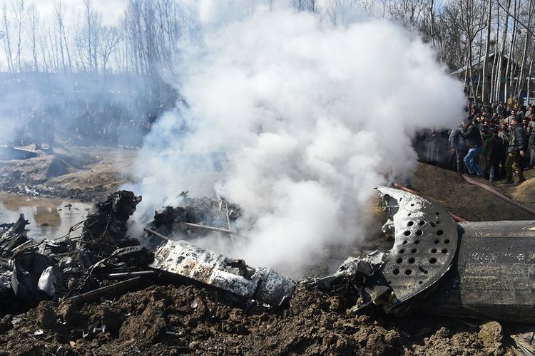 Foto bertanggal 27 Februari 2019, menunjukkan bangkai helikopter Angkatan Udara India yang jatuh dan menewaskan enam tentara.