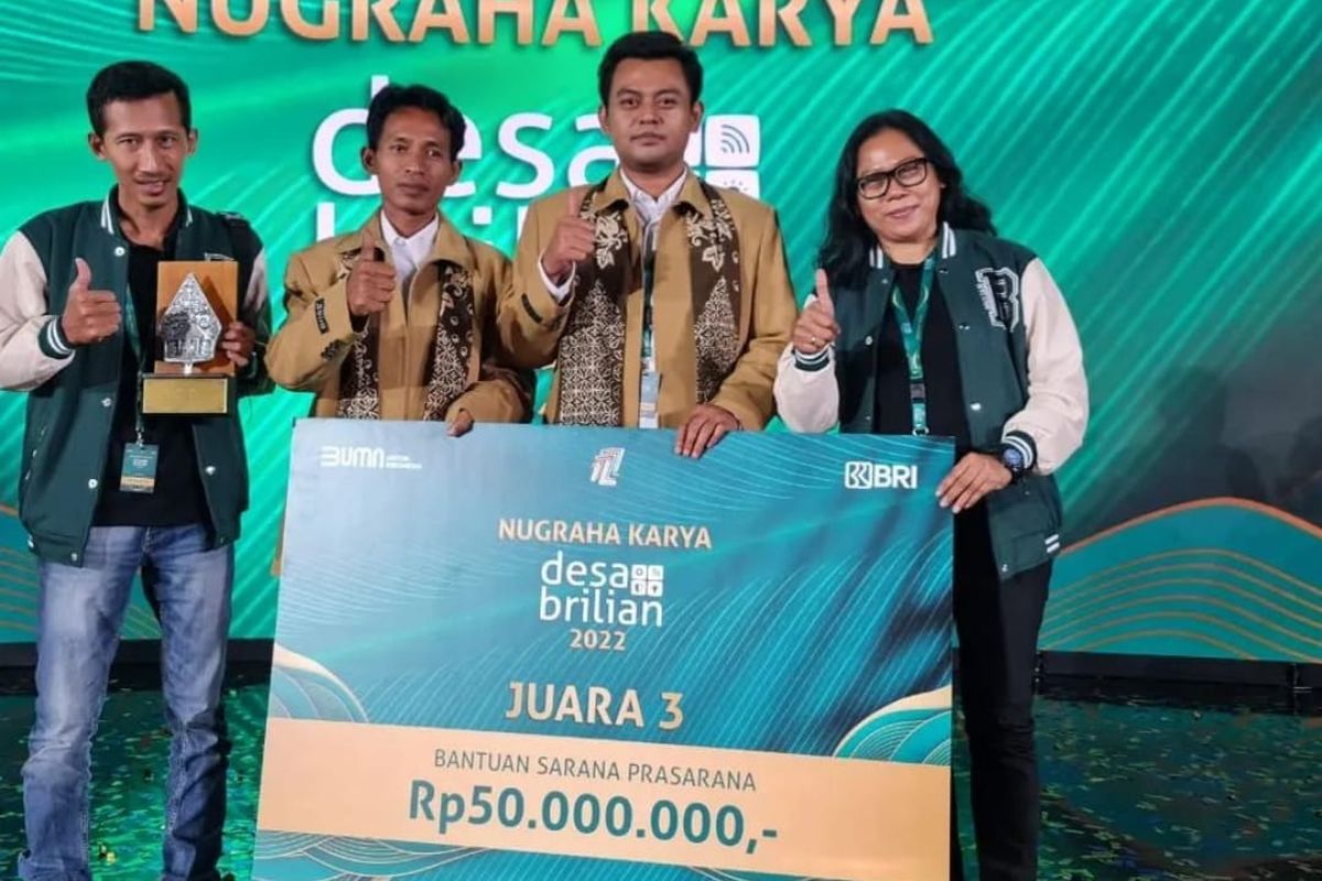 Berkat keunggulan kafe yang dikelola Bumdes di atas tanah kas desa ini, Desa Megulungkidul berhasil menyabet juara tiga tingkat nasional dalam program Desa Brilian yang bertajuk Nugraha Karya Desa Brilian tahun 2022 yang lalu.