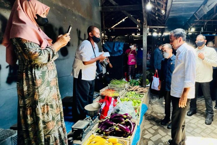 Caption: Presiden Jokowi dan Iriana saat mengunjungi Pasar Rejoso Nganjuk, Selasa (20/12/2022). Doc: Biro Pers Sekretariat Presiden