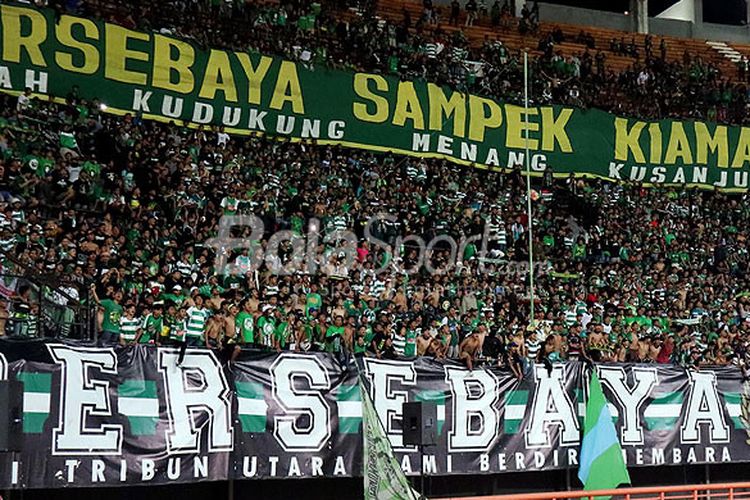 Pendukung Persebaya Surabaya, Bonek, memenuhi Stadion Gelora Bung Tomo Surabaya, Jawa Timur (23/01/2018) Selasa malam, untuk mendukung Persebaya Surabaya saat melawan Perseru Serui pada pekan kedua Piala Presiden 2018 Grup C.