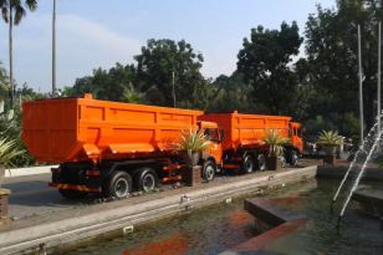 Dua unit truk sampah yang diberikan PT Gaya Makmur kepada Pemerintah Provinsi DKI, saat berada di Balaikota Jakarta, Selasa (20/5/2014)